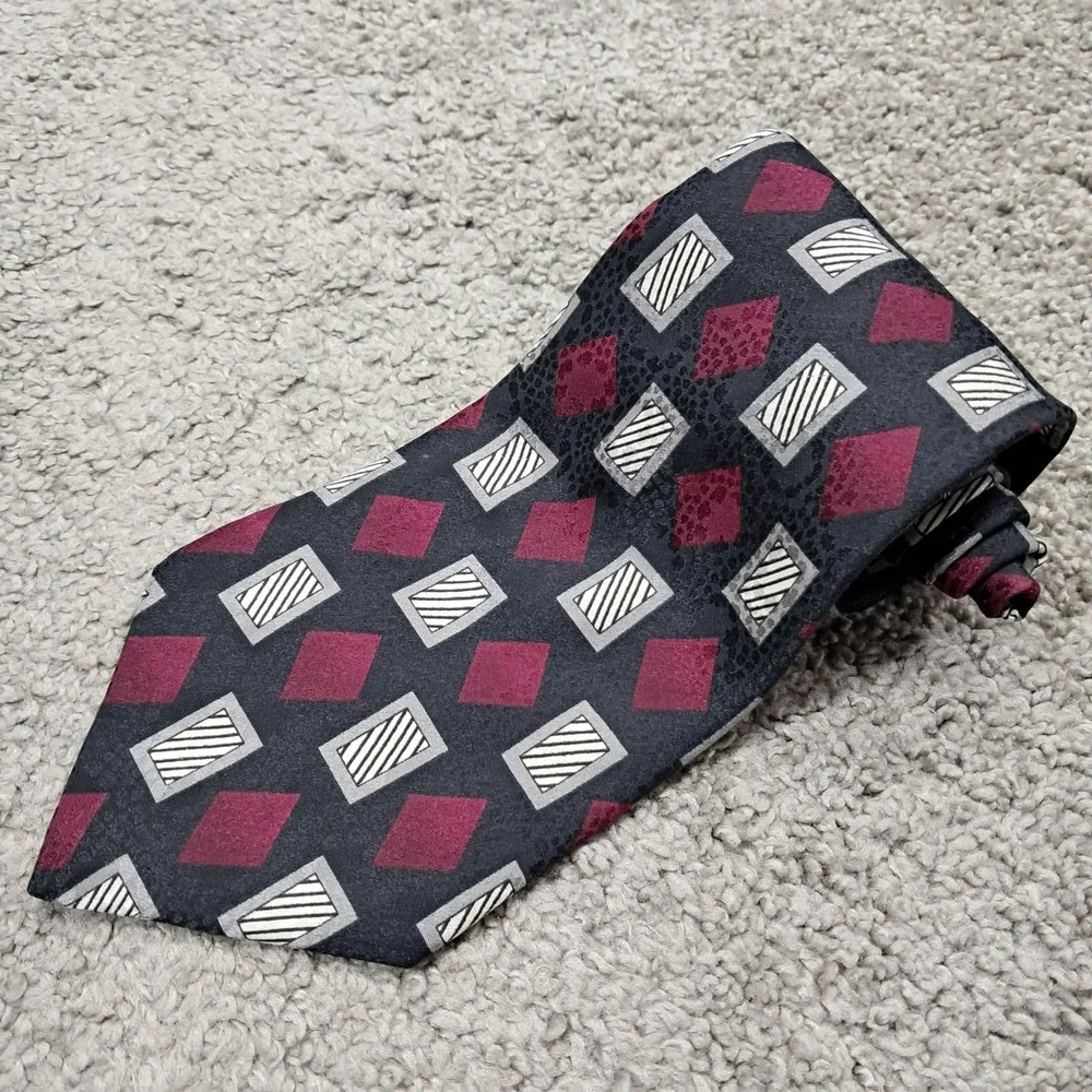 Geoffrey Beene Mens Silk Tie Black Burgundy Geometric Diamond Italian Fabric USA